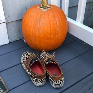 Adorable sperry too- sider shoes